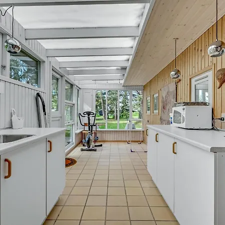 Сasa de vacaciones Three-bedroom In Martofte